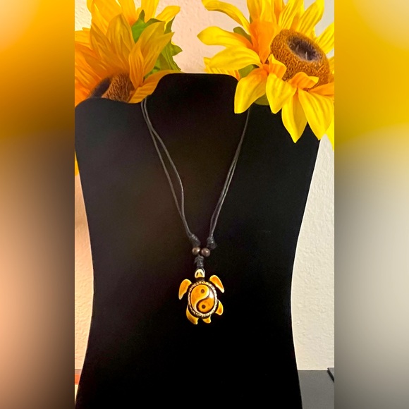 NEW  Unisex Ying and Yang Turtle Necklace - Picture 1 of 3